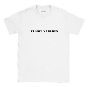 Kent T Shirt - Vi mot världen, en låt av Kent och deras egna motto! Stilren och finns i fler färger på min Etsy-shop som är hänvisad i min bio! Kunde bara ladda upp 3 bilder här. Gå gärna in o kika på de andra färgerna!