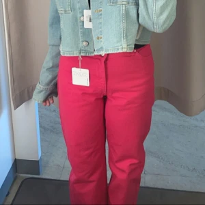 Rosa jeans från C.W - Säljer ett par fina rosa jeans från Carin Wester som jag ej fått användning för, orginal pris 699, storlek 38😇🩷