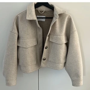 Jacka - Säljer denna fina jacka då den inte kommer till någon användning! Jättefint skick 🤍