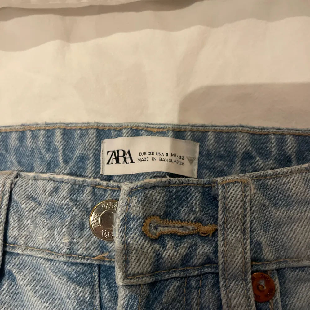 Zaras mid raise jeans köpt för 350 kr st❤️säljer en för 150 2 för 250 och 3 för 320❤️jättefina färger❤️Alla är i storlek 32. Jeans & Byxor.