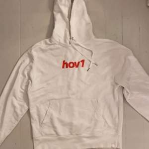 Hov1 hoodie i väldigt bra skick som inte har använts så mycket, från släppet den 30 november 2022, nypris 699 och den säljs inte längre, skriv vid frågor❤️
