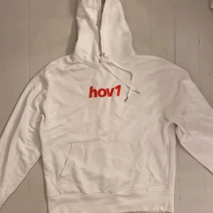 Hov1 hoodie - Hov1 hoodie i väldigt bra skick som inte har använts så mycket, från släppet den 30 november 2022, nypris 699 och den säljs inte längre, skriv vid frågor❤️