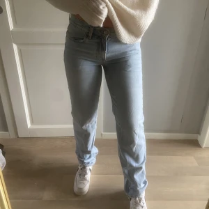Lågmidjade jeans  - Lågmidjade ljusblå jeans i storlek 34 & de är använda ett fåtal gånger. Säljer eftersom dem inte passar mig längre 💙