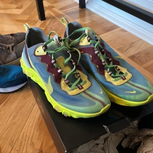 Adidas react element  - Helt Oanvönda i låda  Nike react element storlek 44,5 små i storleken.  Beror på hur man. Ill ha sin sko men en 43a passar dem på, 44or med.  Limited edition, 2500 kronor och uppåt nya kolla internet. Väldigt ovanliga och svåra att få tag i tro mig:).   