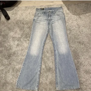 Lågmidjade jeans - Säljer de här lågmidjade ljusblå bootcut jeansen från Lee. Köpte de av en tjej på Plick men det är tyvärr för små på mig. Jag är 175 och som ni ser på sista bilden går de hela vägen ner🥰. Skriv vid frågor!