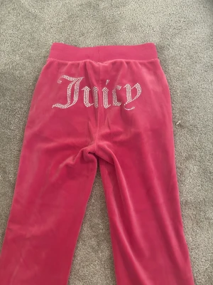 Juicy couture set - Rosa juicy couture sett. Köpt från juicy coutures egna hemsida. Använt typ 3 gånger men det ser helt nytt ut! Tröja i XS och byxor i XXS! Pris kan diskuteras vid snabb affär! 