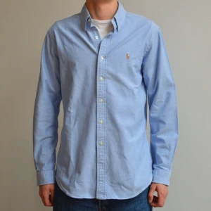 Ralph Lauren skjorta. - Ljusblå Ralph Lauren skjorta i nyskick. Storlek M/L. Skriv vid eventuella frågor.     *Egna bilder ej från hemsida*