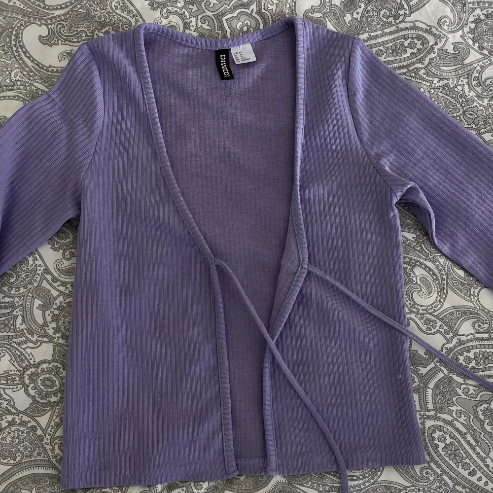 En sött lila tröja från H,M , mer information Dm. Tröjor & Koftor.