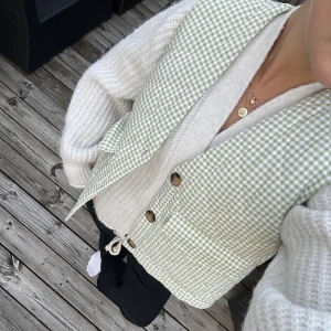 Grön väst  - Superfin grön rutig väst från Envii i storlek xs. Använd ett fåtal gånger, nästan som ny! 🥰