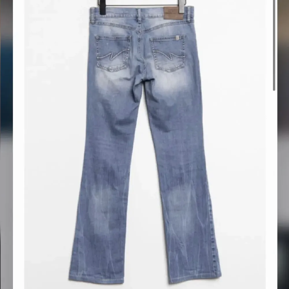 Säljer dessa supersnygga lågmidkade jeans som inte kommer till användning längre! Har ett smärre i midjan som inte syns när man har på sig Jeansen!. Jeans & Byxor.