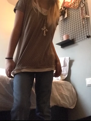 Kors halsband!! Y2k - Säljer detta jätte coola kors halsbandet som är perfekt för y2k girls!! Bra kvalite / skick💕 använt fåtal gånger, säljer då det inte är min stil längre (sista bilden är hur jag stylade det förut) 💕 hoppas nån är intresserad ❤️pris kan diskuteras!!