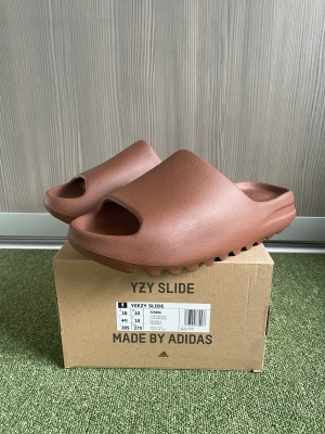 Yeezy slide Flax - WTS Yeezy slide Flax  Size: EU 44 1/2 Cond: DS  Kan skickas på köparens bekostnad annars meet ups i Sollentuna❗️