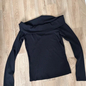 Offshoulder  - Very good condition. Worn a few times. 