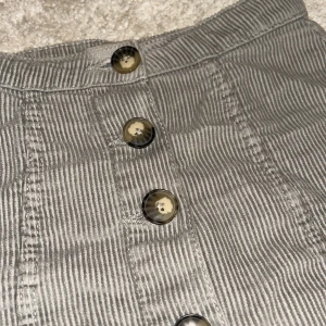 Manchester Kjol - Den snyggaste grå/gröna manchesterkavajen med knappar🩷