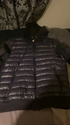 Moncler cardigan - Hejsan säljer nu min fina moncler cardigan för att den har blivit lite för liten för mig den är jättefin insidan och utsidan inga hål eller liknande jackan är 100% äkta kan stå för frakten 