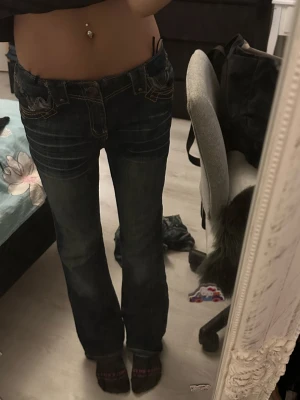 Lowwaist y2k jeans  - Ett par lowwasit bootcut jeans med snygg design och snygga fickor. Midja rakt över är 37 och innebenslängd är runt 73-75 kommer passa med nå som är 162-166(?) 