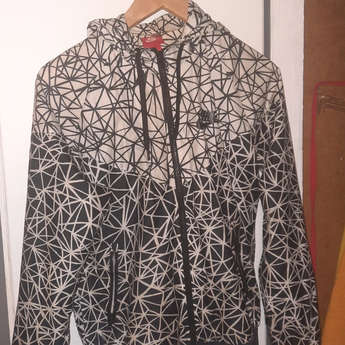 Vindjacka vit och svart