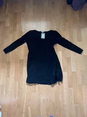 Klänning med hjärt urringning  - Denna klänning är från hm och aldrig använd! Klänningen har ett hjärt urringning (ljuset blev knas så man ser inte så tydligt på bilden, kan skicka fler vid förfrågan lol) och är väldigt bekväm! 