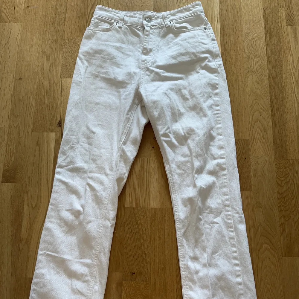 Vita jeans från NAKD. Dragkedja vid benslut (se bild 3). Sparsamt använda.. Jeans & Byxor.
