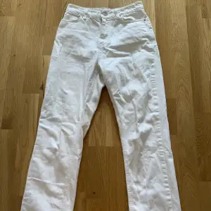 Vita jeans från NAKD. Dragkedja vid benslut (se bild 3). Sparsamt använda.