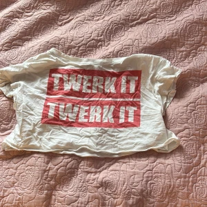 T-shirt magtröja - En fin topp i stil av en T-shirt / magtröja. Den är använd men fortfarande i bra skick. Den är i storlek XS