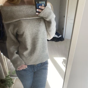 Beige Stickad tröja - Stickad tröja i bra skick. jätte skön, kliar eller sticks inte. Man kan välja hur mycket man vill vika ner den