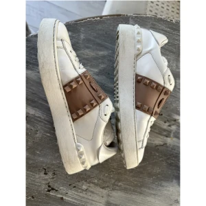 Valentino skor - Säljer mina super snygga valentino skor💕 dom är mer rosa i verkligheten än på bilden! 