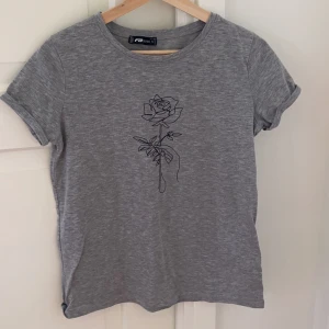 T-shirt  - En t-shirts med tryck i väldigt skönt material