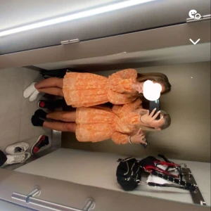Klänning  - Orange mönstrad klänning i strl 34, jättefin men får aldrig användning av den, kom privat för fler frågor eller bilder 🥰🙏🏻
