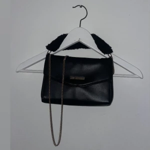 Love moschino väska - Köpt för ca 1000kr Använd så det är lite avskaft på den guldiga kedjan