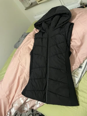 Zara väst! - Använder inte denna zara västen, längre drf jag säljer den🤘🏼Har använt den 1 gång för när jag testade den ,den var för liten för mig 🩷