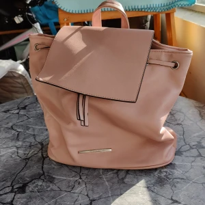 Ryggsäck Anna Field - Nästan oanvänd rosa mjuk ryggsäck. 100 % polyester. Två fack med dragkedja, två utan dragkedja, magnetlås fram. Ca 30 x 30 x 12 cm.