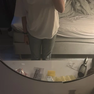 Mid Rise jeans  - Zara jeans, en söm på vänster ben, därav priset, annars bra skick, 90kr+frakt 