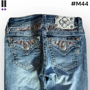M44 lågmidjade bootcut missme jeans  - M44 MissMe jeans i model Boot 💜 Tag 25W 💜Midja (rakt över) 34cm 💜 Innerben 75cm 💜 Ytterben 97cm 💜 Benöppning 20cm 💜 sprucken färg på tag rip på knä💜Våra mått blir W=26 och L=29 💜 Men jämför alltid måtten med ett par jeans som sitter bra 💜