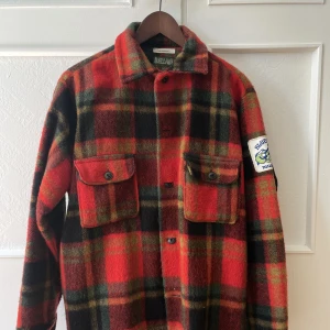 Skjortjacka  - Superfin overshirt, köpt på plick. Kommer tyvärr inte till användning. Storlek L men skulle att den sitter som en oversize s. 