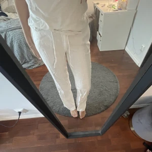 Linnebyxor - Snygga linnebyxor från Laura Clement:) Storlek 36☀️Går ner till marken på mig som är 169