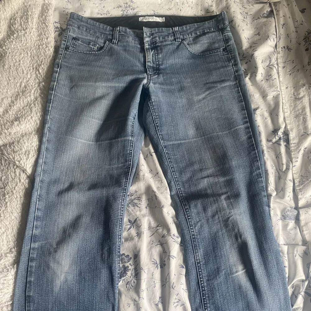 Säljer dehär jeansen för att de passar tyvärr inte mig. Skriv i DM för frågor och bilder❤️ Jättebra stick och såklart använda ett par gånger. . Jeans & Byxor.