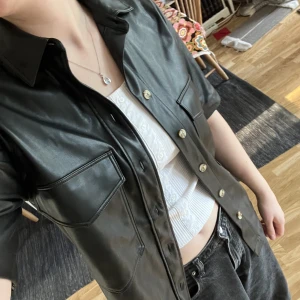 fejkläder  - kavaj/väst/skjorta? använd bara en gång så praktiskt taget i nyskick, den har bara varit i min garderob i några år.