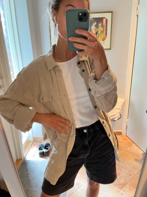 Beige linneskjorta - Snygg oanvänd beige linneskjorta från danska Anerkjendt! Nypris 899kr✨
