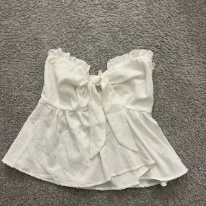Topp  - Jättefin vit bandeau topp i storlek S🤍