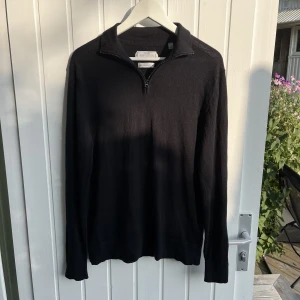 These glory days half-zip - Tjena, nu säljer jag min feta half zip från these glory. Det står att tröjan är i m men jag upplever tröjan i s och kanske lite större än det. Skicket på tröjan är 9/10. Nypris på tröjan är 1100. Om du har någon fråga får du gärna ställa den/ mvh Hugo😀