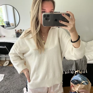 Stickad Trekvartsärmad tröja - Så fin stickad tröja med lite kortare ärmar och krage❤️vit/benvit