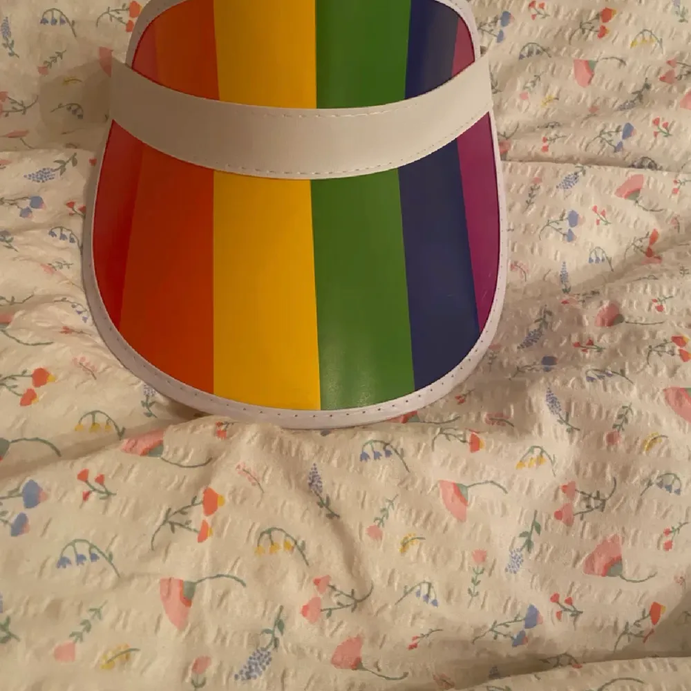 Pride hatt använd 1 gång. Passar alla då det är ett gummiband ibak. Kan sänka priset.. Övrigt.