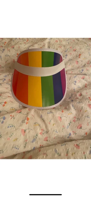 Pride solhatt - Pride hatt använd 1 gång. Passar alla då det är ett gummiband ibak. Kan sänka priset.