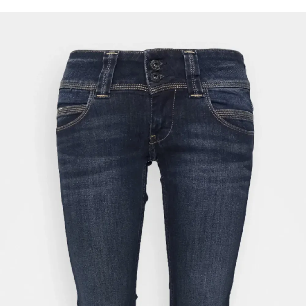 säljer dessa sjukt snygga lågmidjade bootcut jeans i märket pepe jeans - silk touch. Nästan helt oanvända och i nyskick. Säljer då jag behöver pengar. Nypris: 999. . Jeans & Byxor.