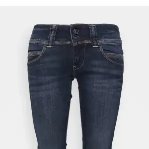 säljer dessa sjukt snygga lågmidjade bootcut jeans i märket pepe jeans - silk touch. Nästan helt oanvända och i nyskick. Säljer då jag behöver pengar. Nypris: 999. 