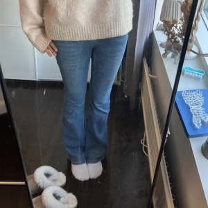 LOW WAIST JEANS💓💓 - Säljer dessa jätte fina low waist jeans. Säljer pgr av ingen användning. Nästan helt slutsålda på hemsidan. Skriv för funderingar❤️