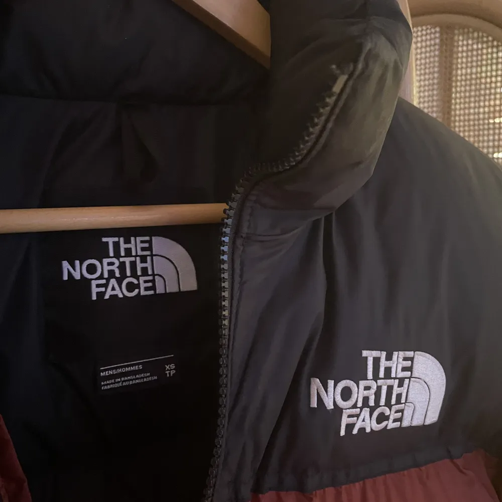 Säljer nu min North face puffer jacka i 1996 retro färgen😊, den är i toppskick inga fel alls!, köptes i Köpenhamn hos Nort face ny pris 3200kr!🙌🏽 Mitt pris 849kr!, Storlek Xs - S. Jackor.