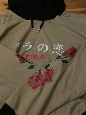 tokyo hoodie - jätte skön! använder tyvärr knappt den då den inte passar min stil jätte bra men perfekt för en mysig filmkväll 