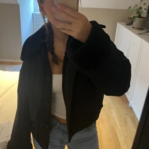 Jacka  - Säljer min jacka från & Other Stories som jag köpte för typ 2 år sedan, den finns därmed inte kvar längre💕den är super varm och skön. Kostade runt 1500 kr när jag köpte den ny
